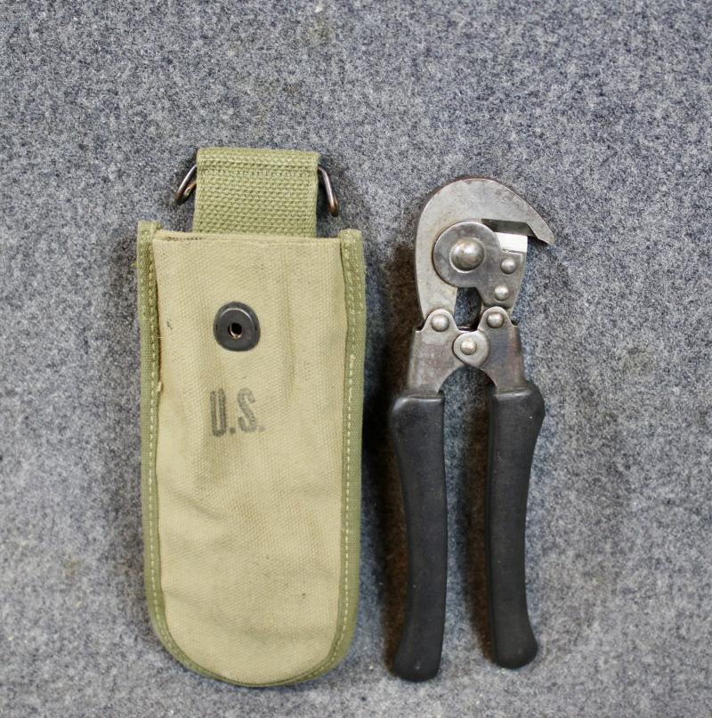 U.S, M1938 Wire-Cutters & Pouch