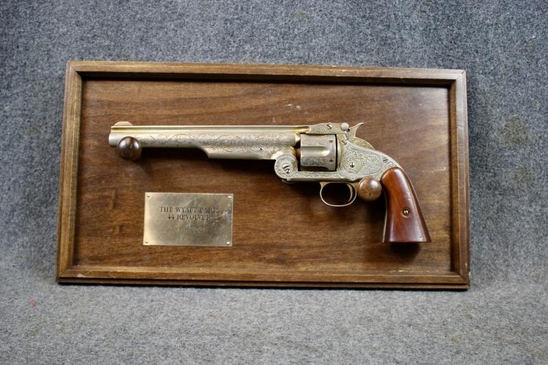 Replica Wyatt Earps 44 Revolver.        ( Franklin Mint )