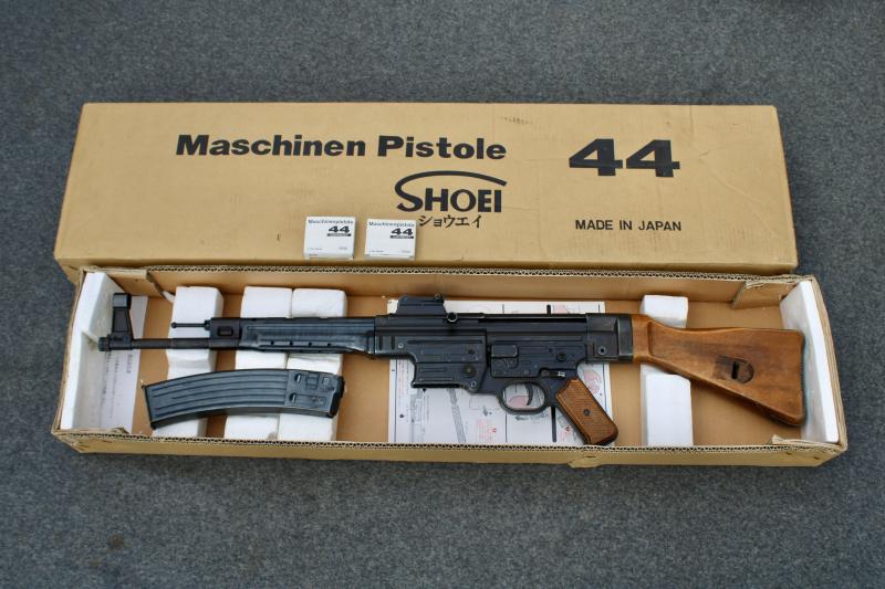Replica German MP44 Assault Rifle.      ( Shoei )